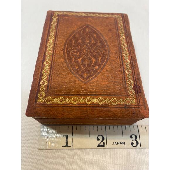 Vintage Small LEATHER LIDDED TRINKET BOX WITH GOLD ACCENT - Picture 7 of 7